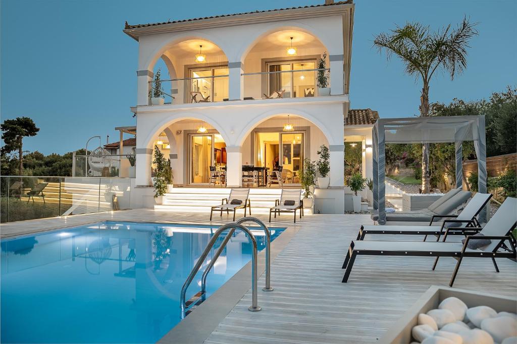 una casa con piscina di fronte a una casa di Variza Residence a Kypseli