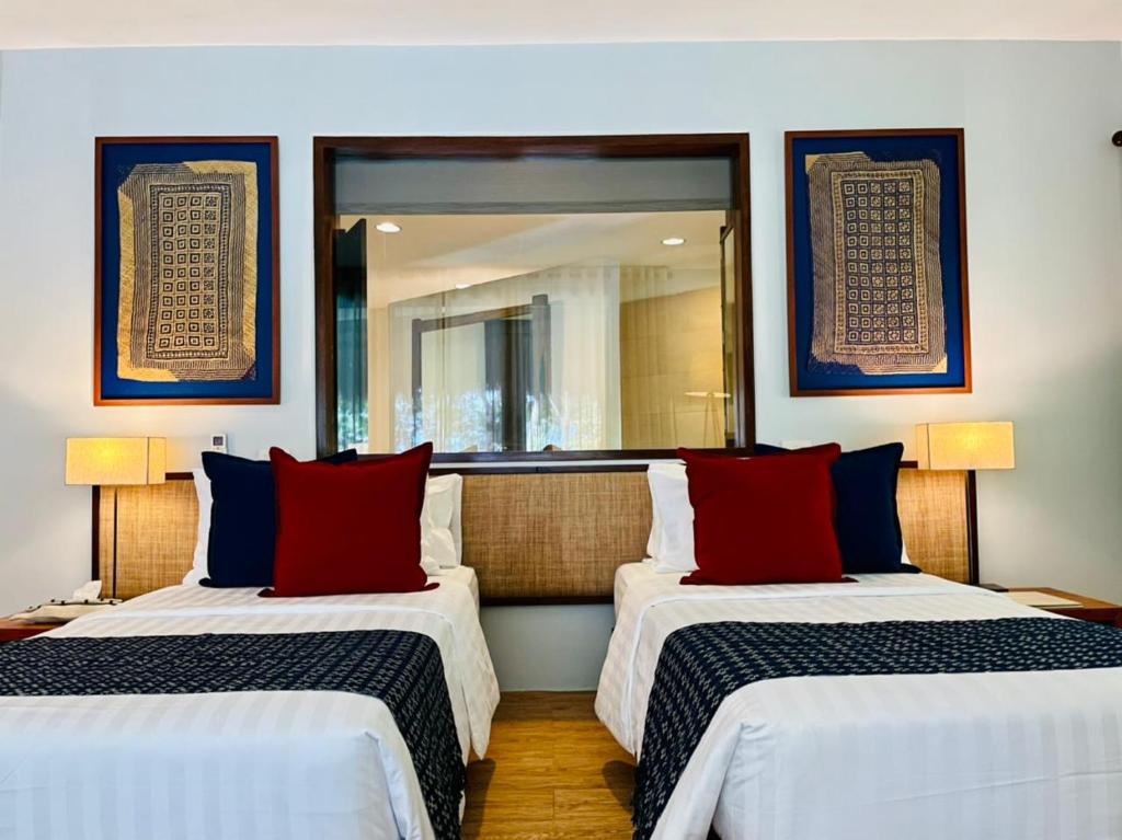 Postel nebo postele na pokoji v ubytování Amun Ini Beach Resort & Spa