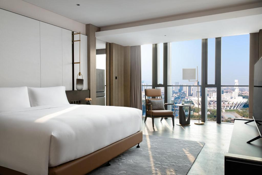 Postel nebo postele na pokoji v ubytování InterContinental Foshan DongPing