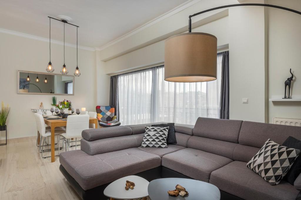 ein Wohnzimmer mit einem Sofa und einem Tisch in der Unterkunft Old Harbor Apartment Luxury Living Chania in Chania