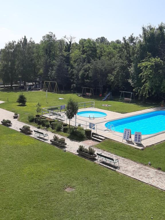 widok na basen w parku w obiekcie haJÓ Apartman w mieście Keszthely