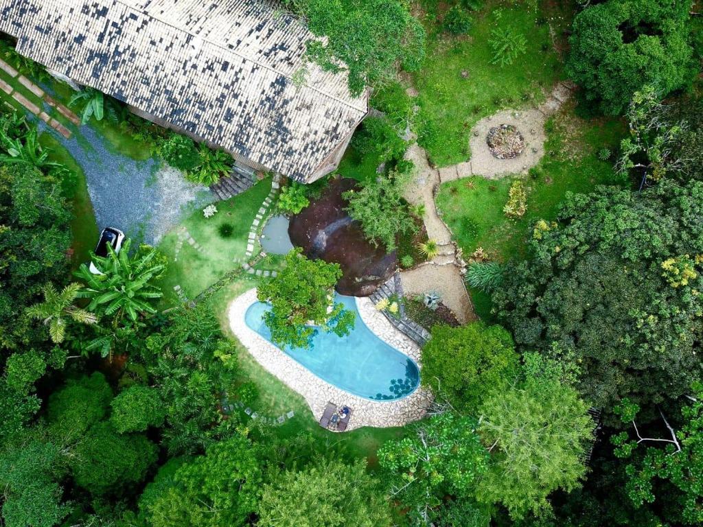 uma vista superior de uma piscina num parque em La Luciole Ecolodge em Paraty
