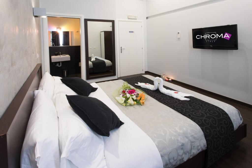 A bed or beds in a room at Chroma Italy - Chroma Pente
