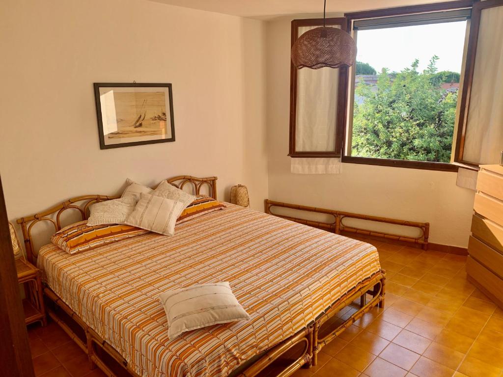 Een bed of bedden in een kamer bij Casa vacanze 'Sa Corbula'