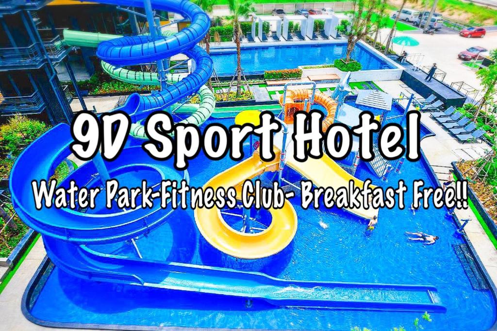 un parque acuático con tobogán en un parque acuático en 9D Sport Hotel en Udon Thani