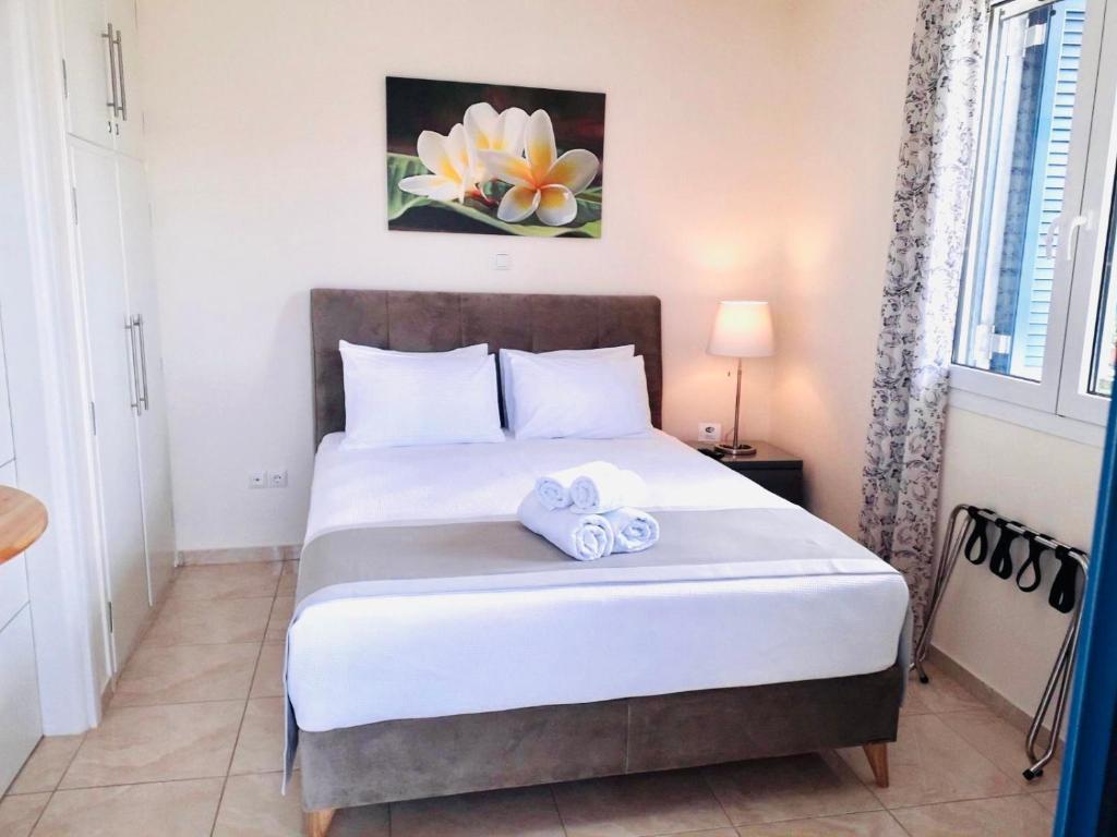 ein Schlafzimmer mit einem Bett mit zwei Handtüchern darauf in der Unterkunft Lovely Rooms Finikounda in Finikounda