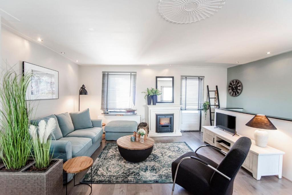 A seating area at Het Zomerhuis Family apartment