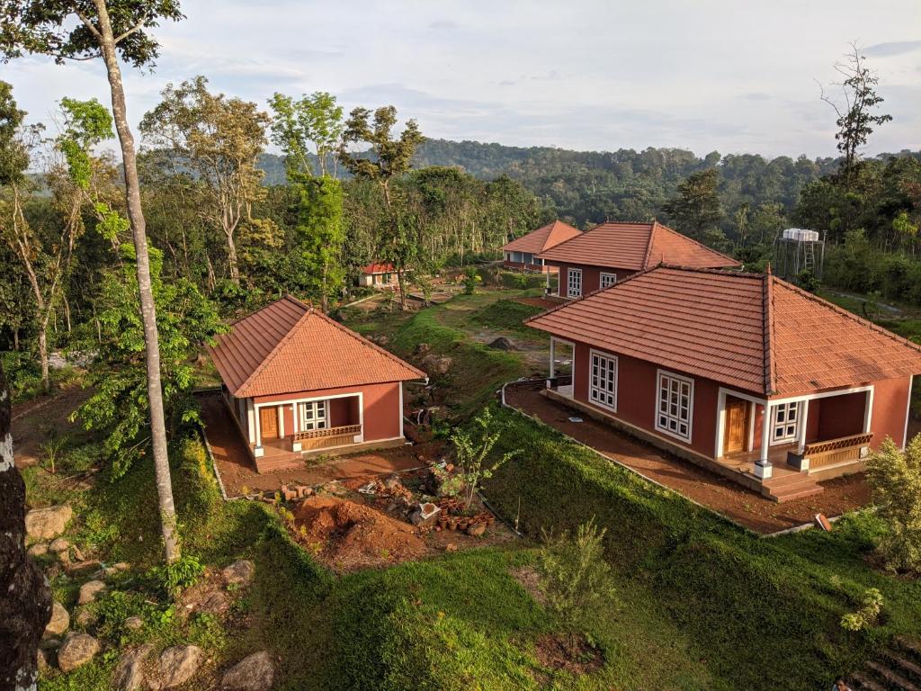 uma vista aérea de uma casa na floresta em Tranquil Farms em Manimala