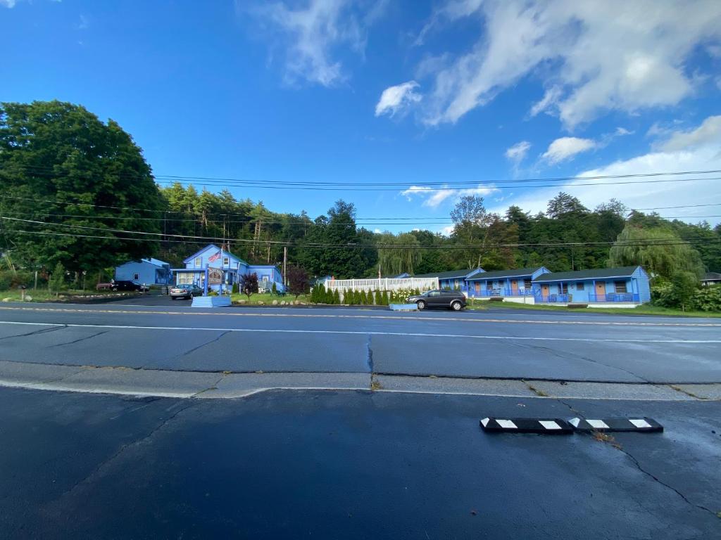 eine leere Straße mit zwei Parkuhren auf der Straße in der Unterkunft Hillside Motel in Lake George