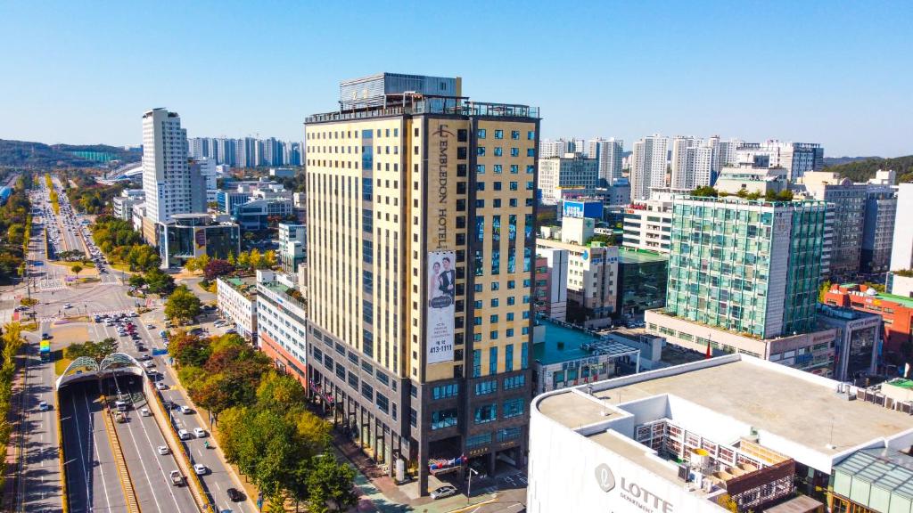 uma vista aérea de uma cidade com edifícios altos em Embledon Hotel em Ansan