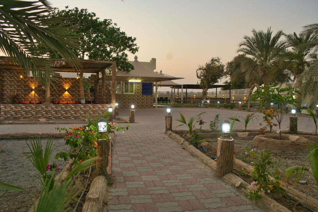 um pátio de um edifício com luzes e plantas em Elaf Resort 4 Bed room luxury resort em Al Muladdah