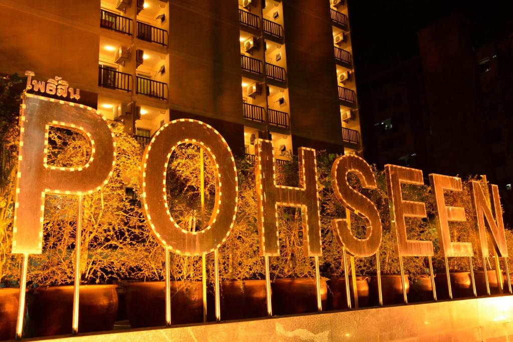 una señal que dice paz frente a un edificio en Pohseen Grand Palace Hotel, en Bangna