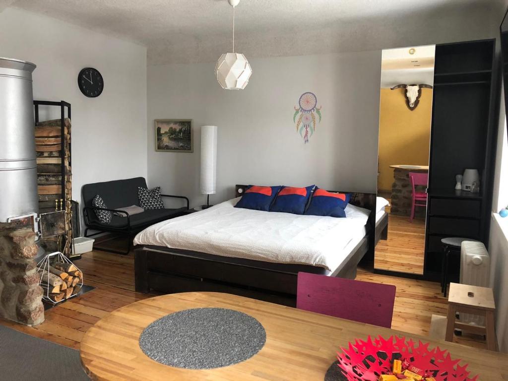 1 dormitorio con 1 cama y sala de estar en Schwanenburg rest, en Gulbene