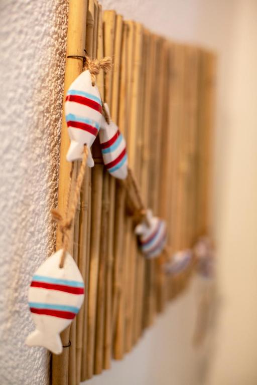 a pair of towels hanging on a wall at La Kaz in Courseulles-sur-Mer