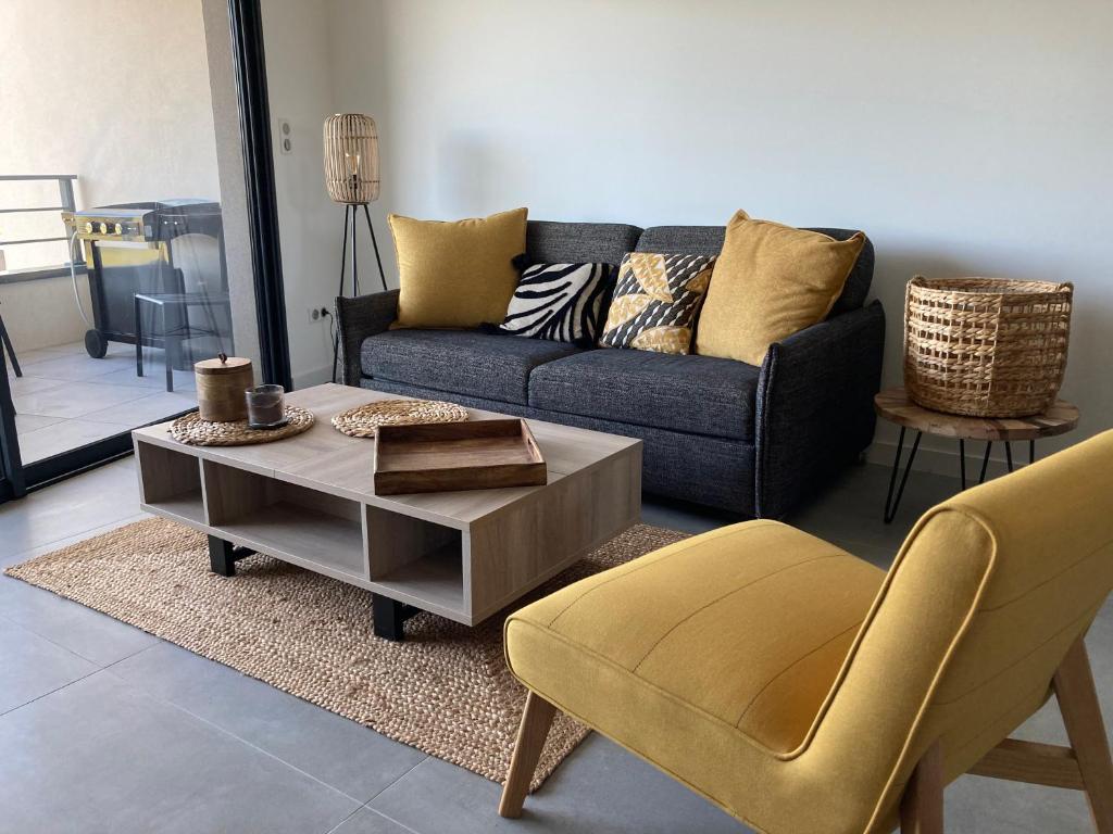 un salon avec un canapé, une table et des chaises dans l'établissement CASA STANATURA, à Porto-Vecchio