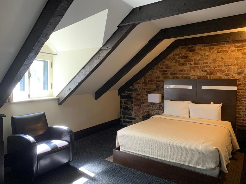 Postel nebo postele na pokoji v ubytování Hôtel Sainte-Anne
