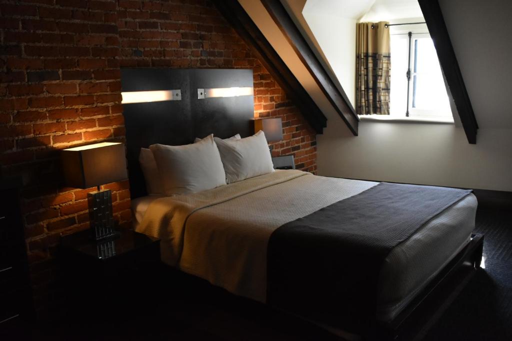 Postel nebo postele na pokoji v ubytování Hôtel Sainte-Anne