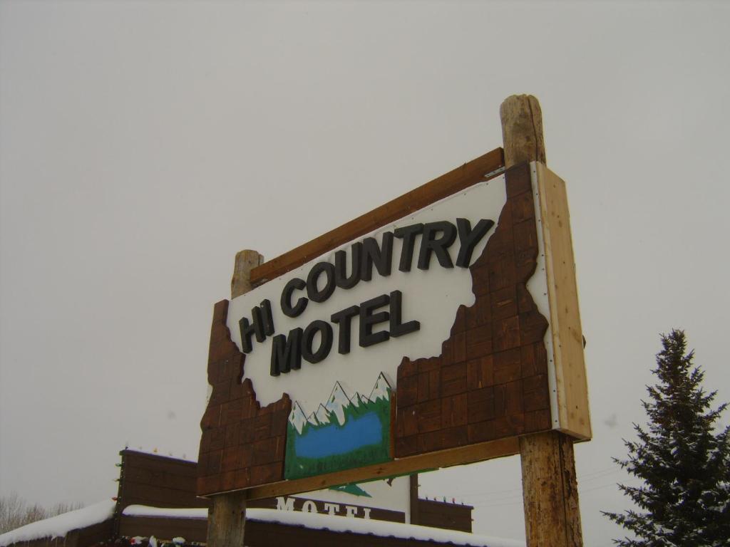 Una señal para un motel de campo con nieve. en High Country Motel, en Bellevue