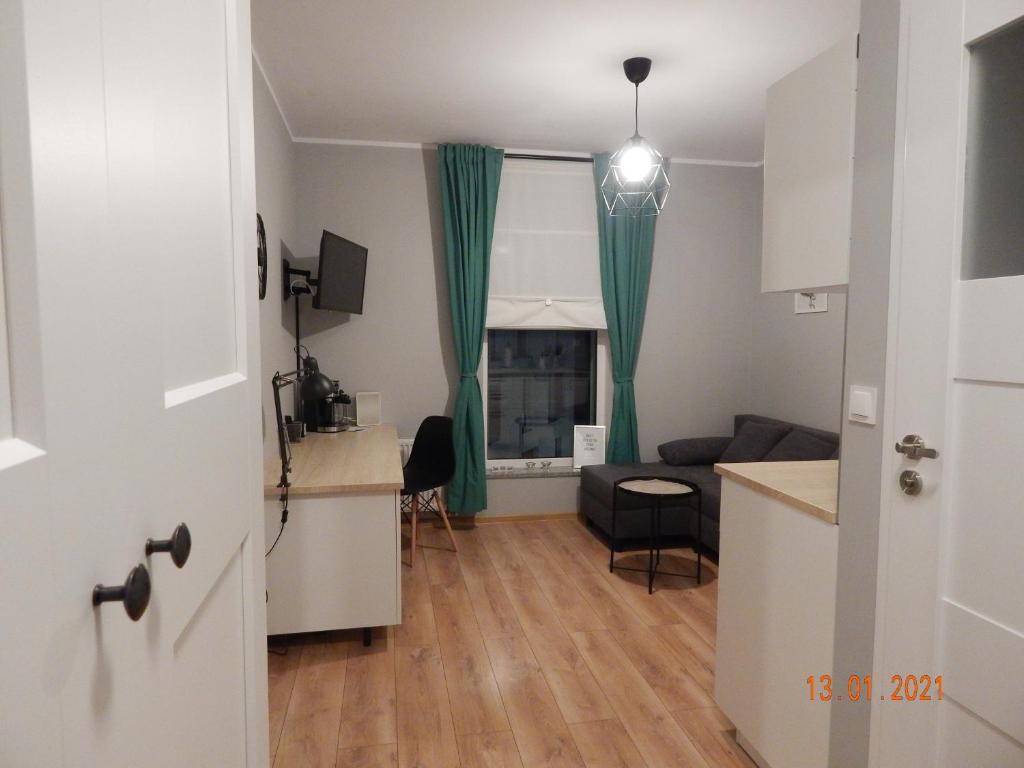 Televízia a/alebo spoločenská miestnosť v ubytovaní Przystanek Opole - MIKROAPARTAMENTY