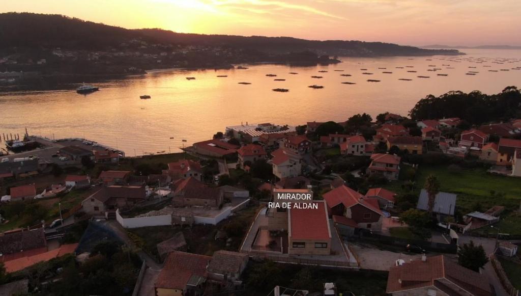 Blick auf eine Stadt mit Booten im Wasser in der Unterkunft Mirador Ría de Aldán Apartamentos in Aldán