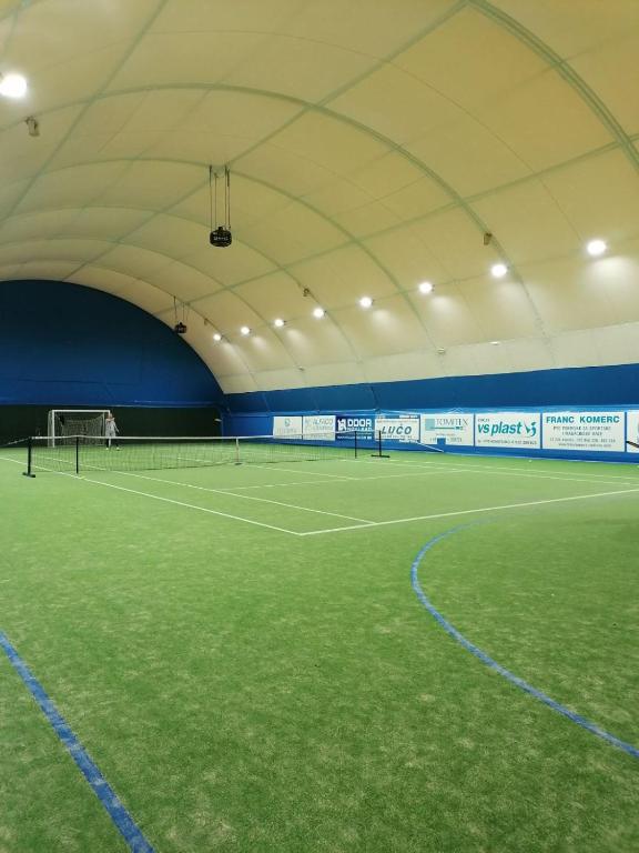Tennis and/or squash facilities at SC Kolos or nearby