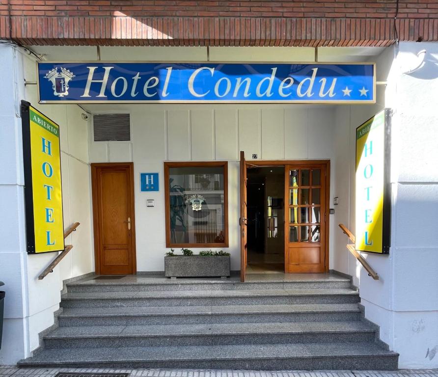 un vestíbulo del hotel con un letrero del controlador del hotel en el edificio en Condedu en Badajoz