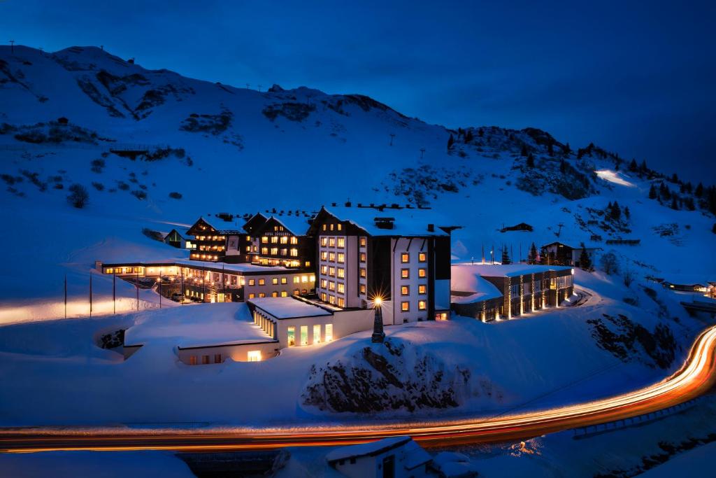 een hotel in de sneeuw 's nachts bij Hotel Zürserhof in Zürs am Arlberg