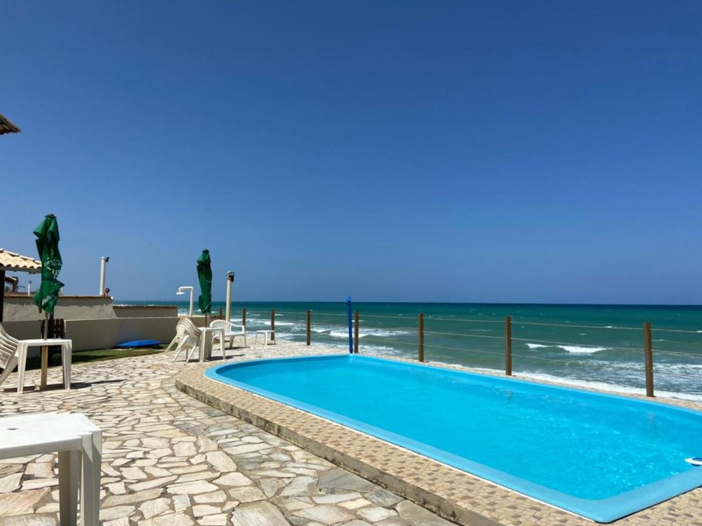 The swimming pool at or close to Casa de praia em condomínio à beira mar