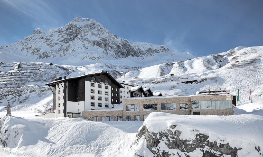 Nespecifikovaný výhled na hory nebo výhled na hory při pohledu z hotelu