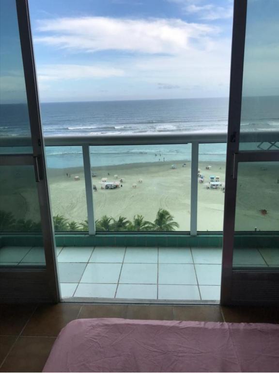  Apartamento com sacada frente ao mar