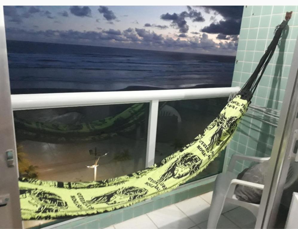  Apartamento com sacada frente ao mar