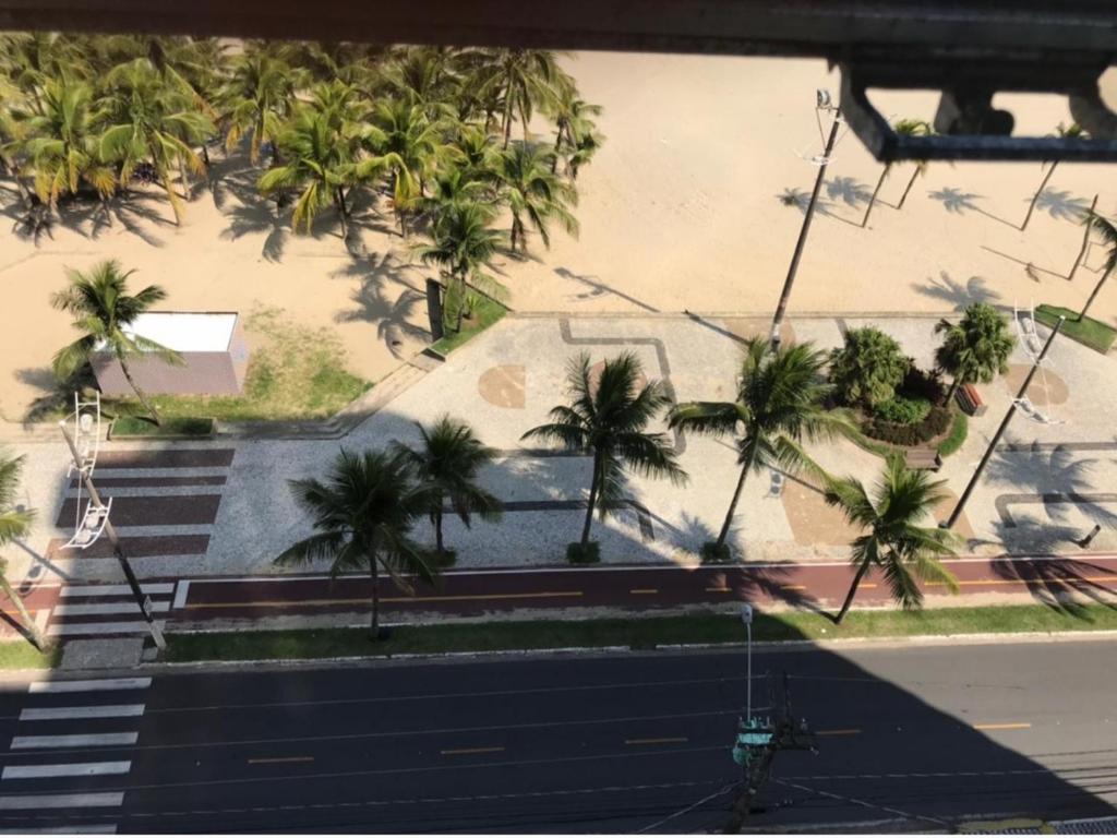  Apartamento com sacada frente ao mar