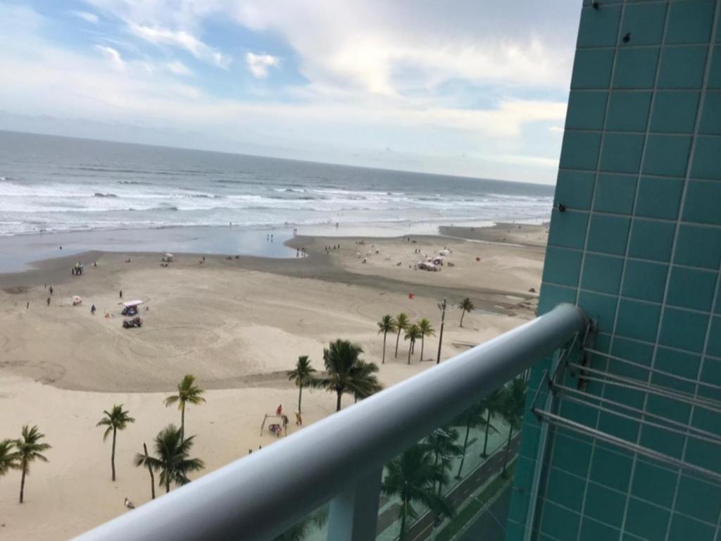  Apartamento com sacada frente ao mar