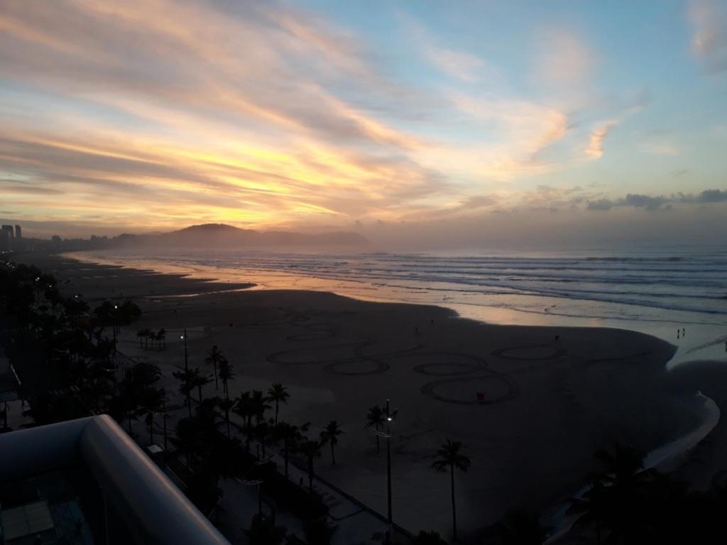  Apartamento com sacada frente ao mar