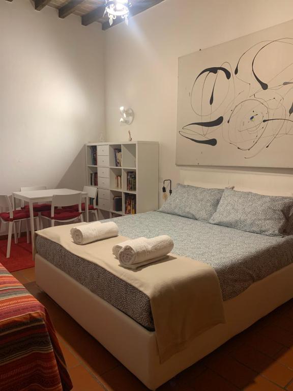 sypialnia z łóżkiem i dwoma ręcznikami na nim w obiekcie La casa del Centro w mieście Modena
