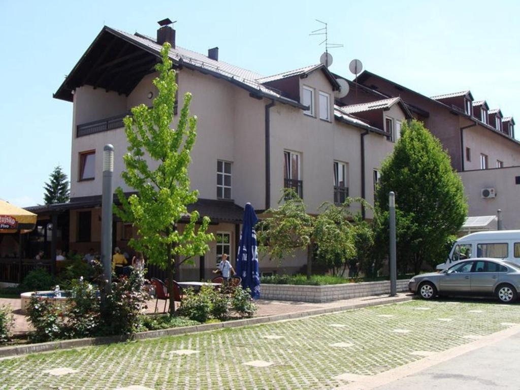 un edificio con un coche aparcado delante de él en Hotel Delminium, en Sarajevo