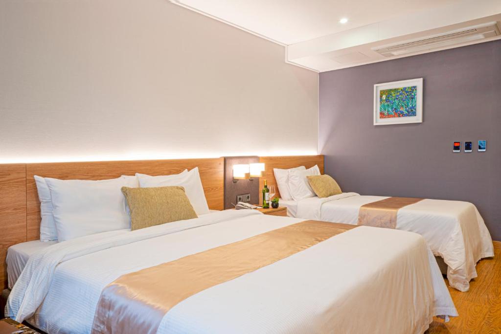 Postel nebo postele na pokoji v ubytování Embledon Hotel