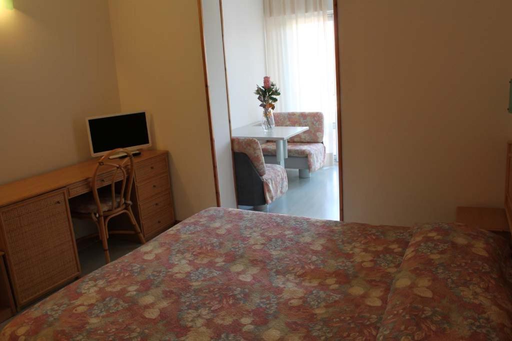 TV a/nebo společenská místnost v ubytování Hotel Capri