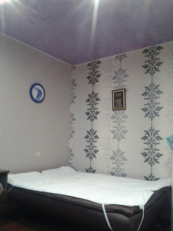 キロフスクにあるLeningradskaya 30の壁紙の小さなベッド1台