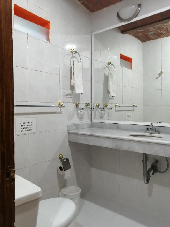Koupelna v ubytování Hotel Hacienda Tonalmain, Central Nueva