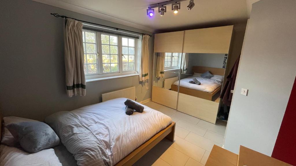 Double Bedroom 3 mins walk to Harry Potter Studio