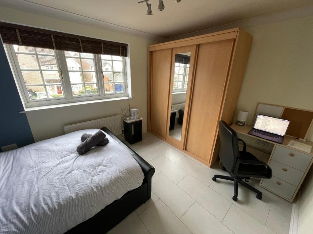 Double Bedroom 3 mins walk to Harry Potter Studio