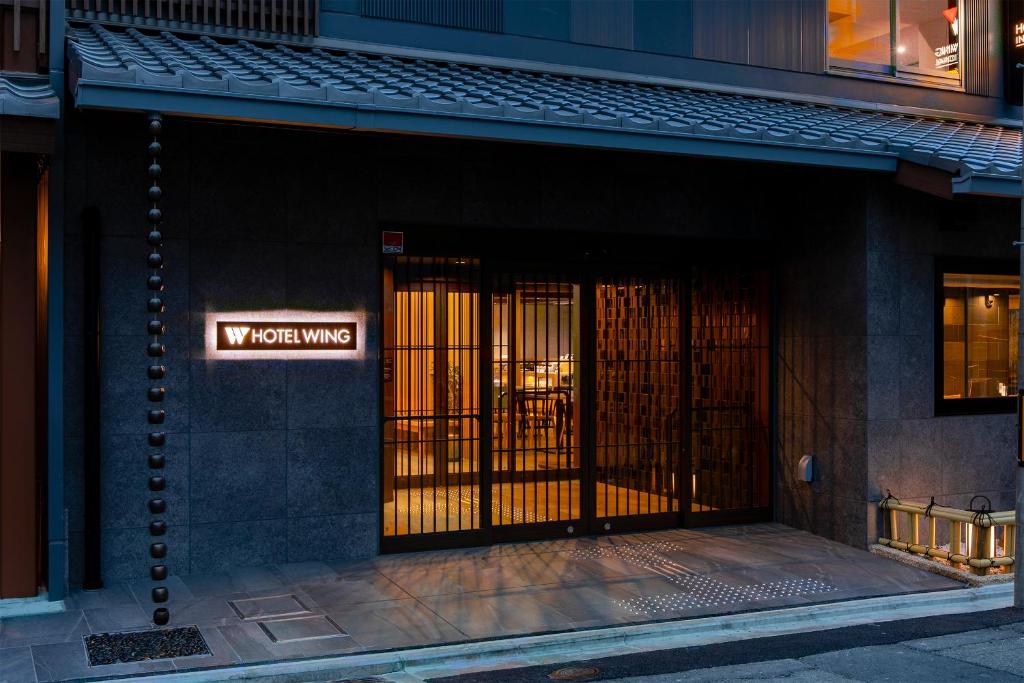 een ingang naar een gebouw met open deuren bij Hotel Wing International Premium Kyoto Sanjo in Kyoto