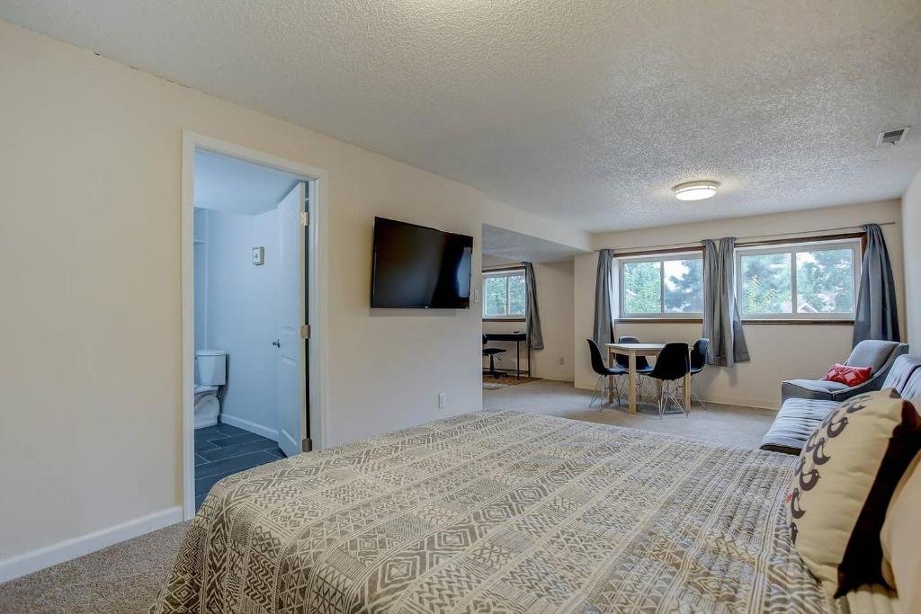 een slaapkamer met een bed en een woonkamer bij Bright & Cozy Studio Apartment in Colorado Springs in Colorado Springs