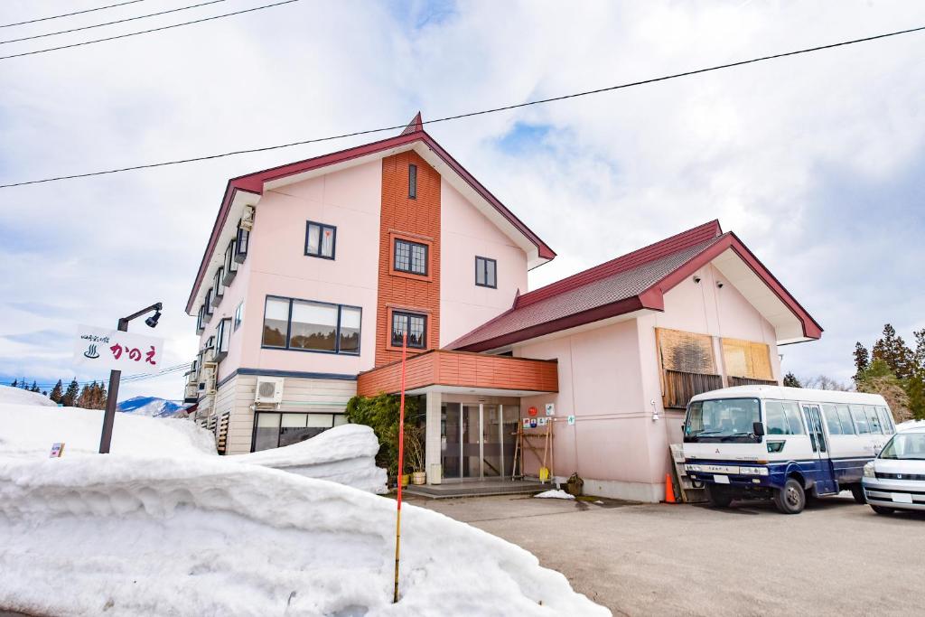 飯山市的住宿－四季彩之宿日式旅館，一辆停在前面的面包车的房子