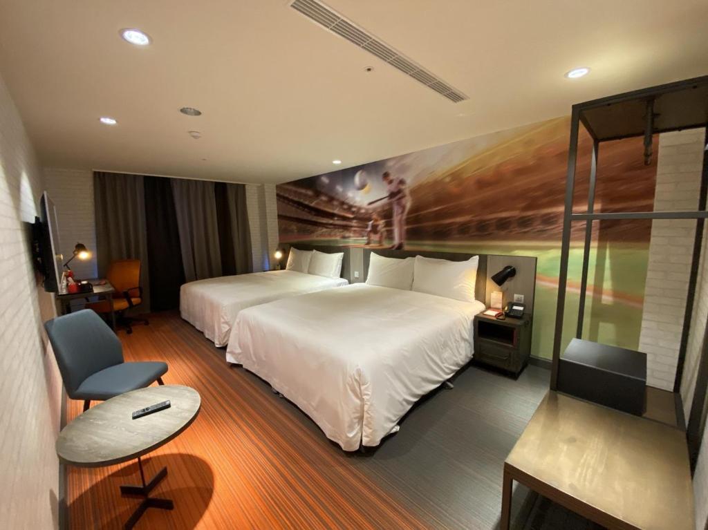 后里區的住宿－麗寶賽車主題旅店 ，酒店客房设有一张大床和一张书桌。