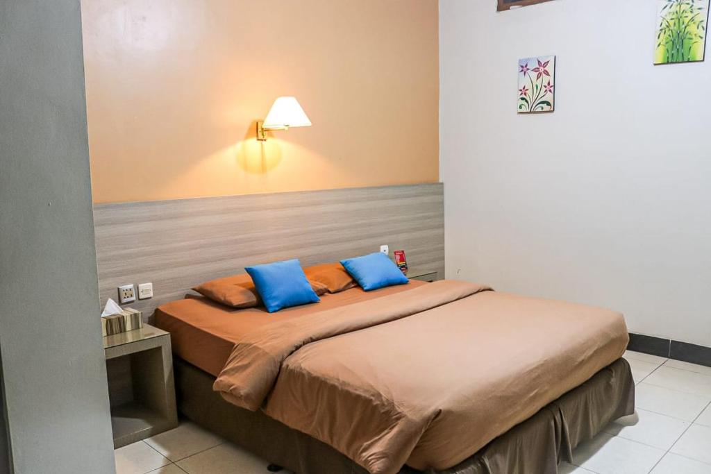Postel nebo postele na pokoji v ubytování Hotel Pesona Merak