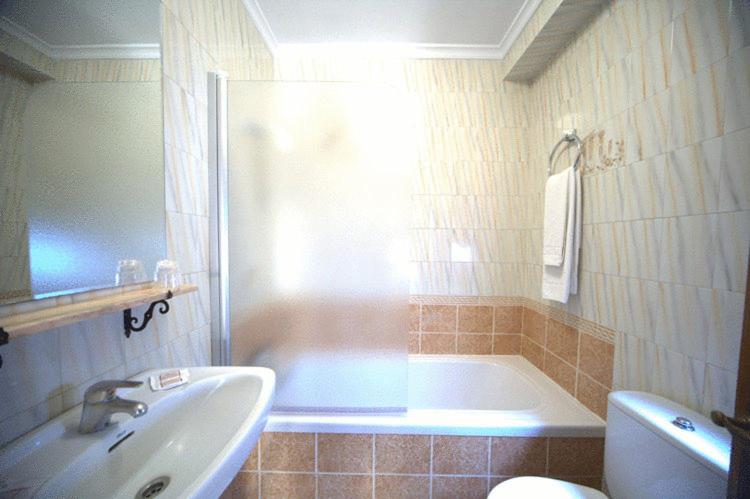 W łazience znajduje się umywalka i wanna. w obiekcie Hostal El Labrador w Marbelli