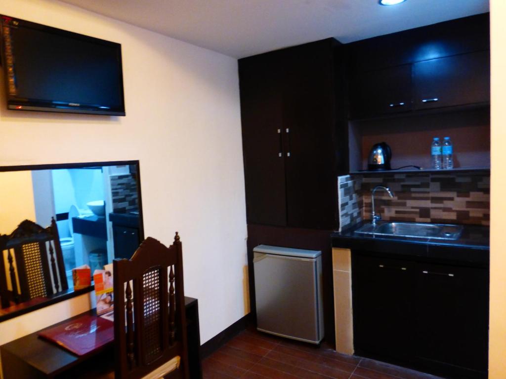 Kuchyň nebo kuchyňský kout v ubytování Silver Oaks Suites & Hotel