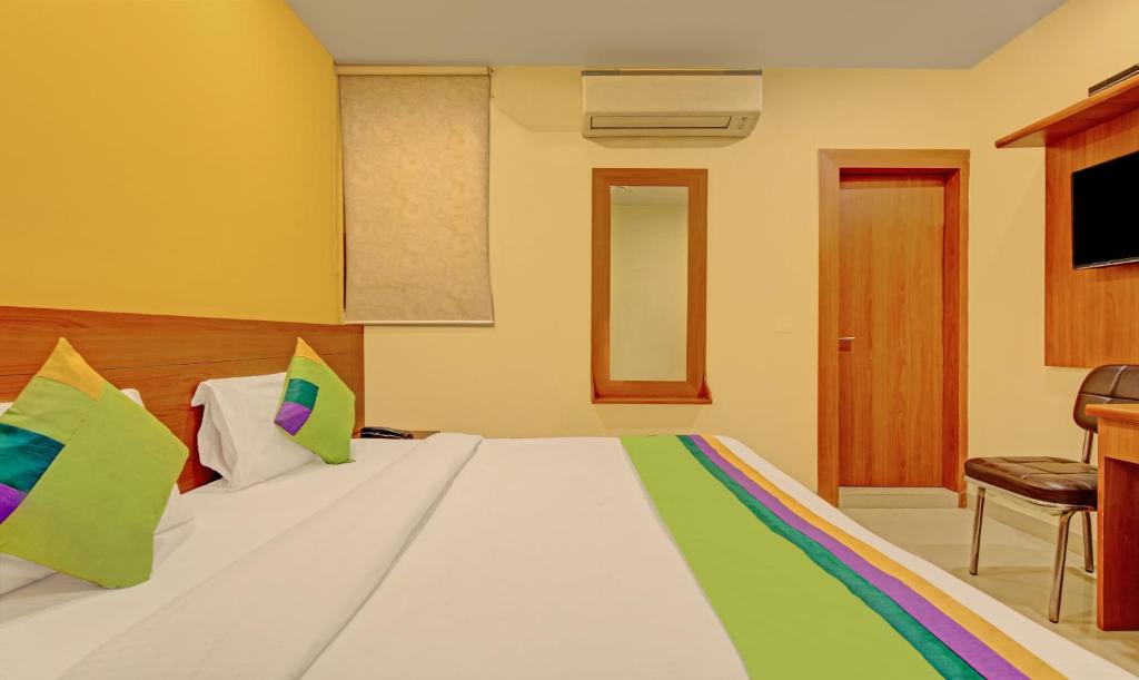 Postel nebo postele na pokoji v ubytování Treebo TMS Residency